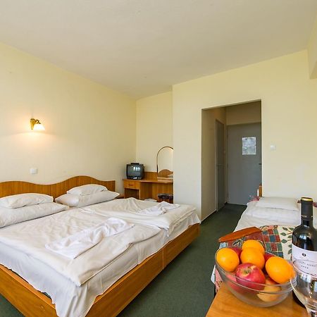 Hotel Nostra Siófok Buitenkant foto