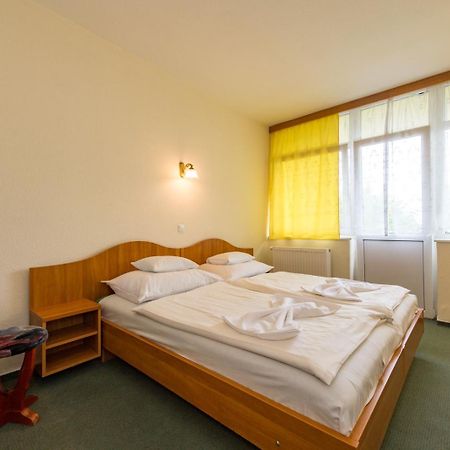 Hotel Nostra Siófok Buitenkant foto