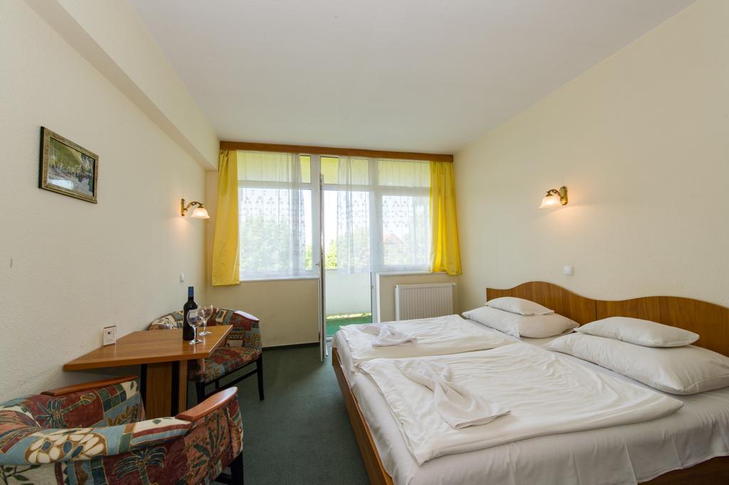 Hotel Nostra Siófok Buitenkant foto
