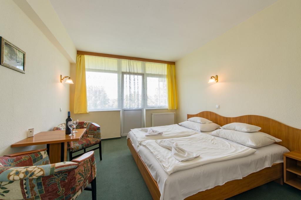 Hotel Nostra Siófok Buitenkant foto