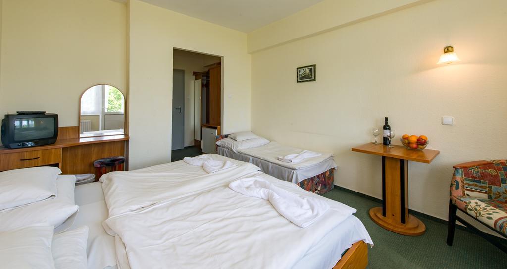 Hotel Nostra Siófok Buitenkant foto