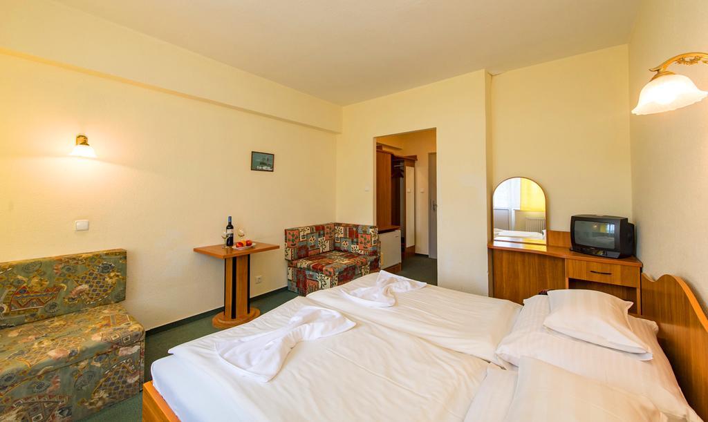 Hotel Nostra Siófok Buitenkant foto