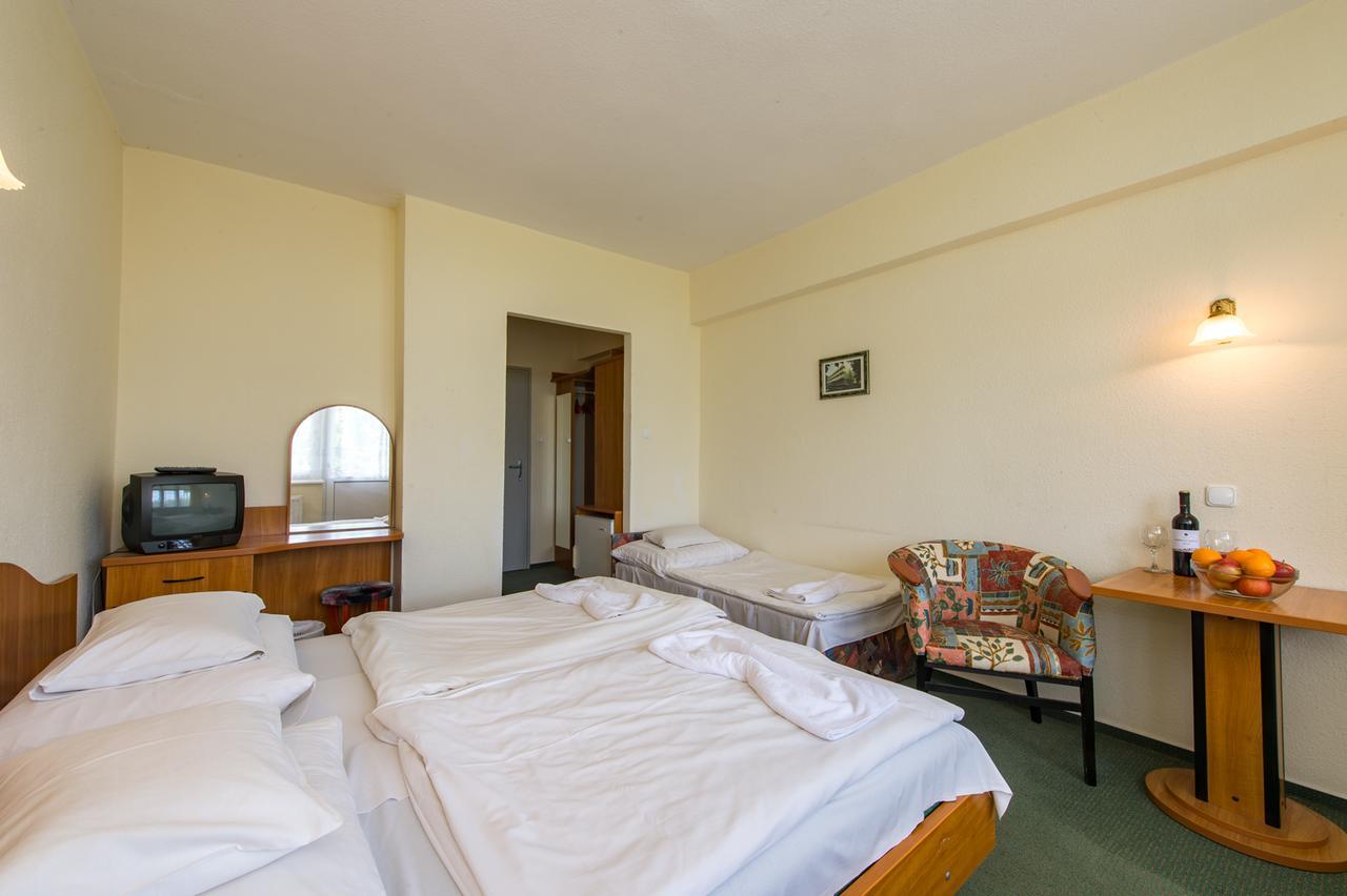 Hotel Nostra Siófok Buitenkant foto