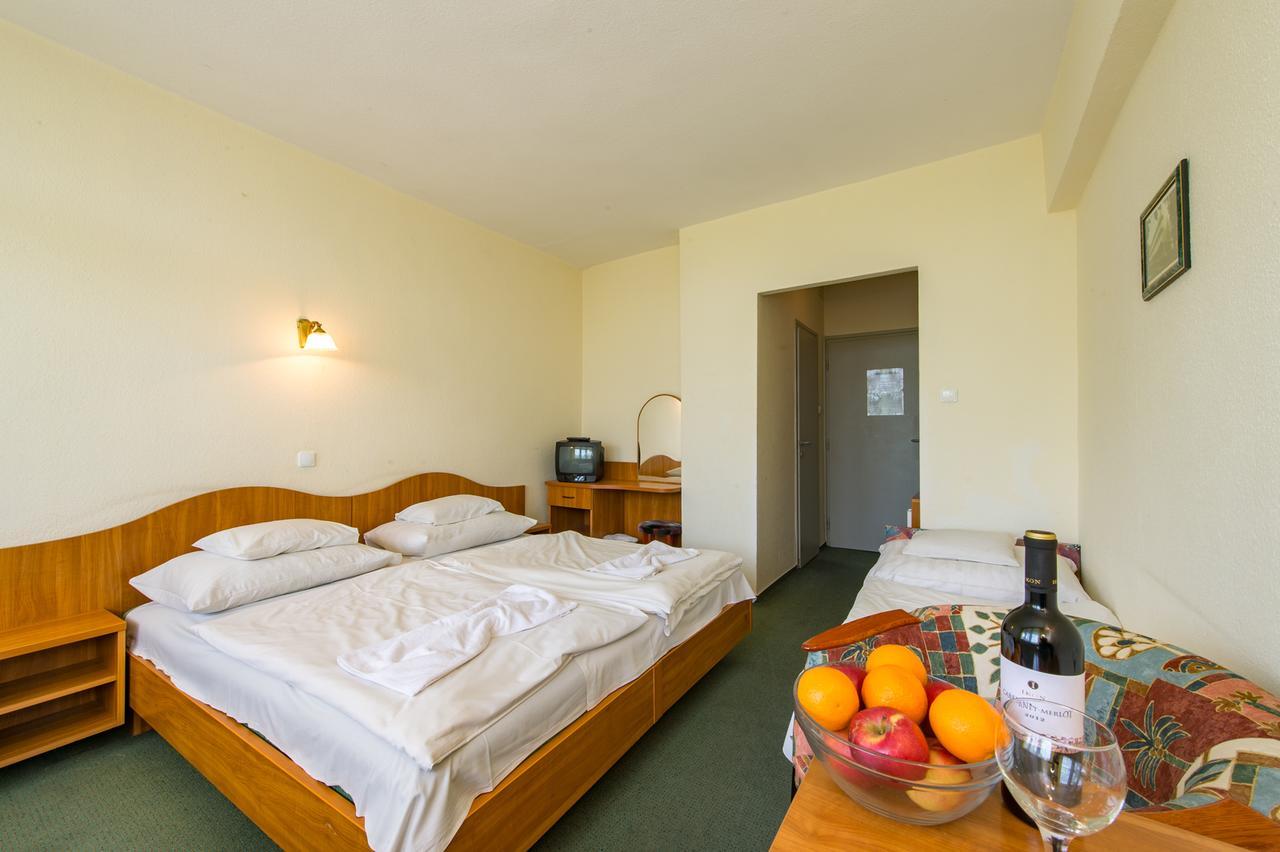 Hotel Nostra Siófok Buitenkant foto