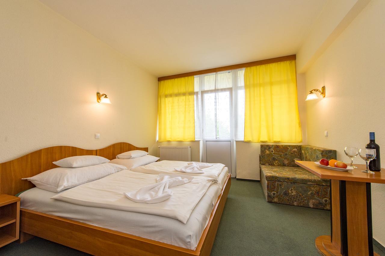 Hotel Nostra Siófok Buitenkant foto