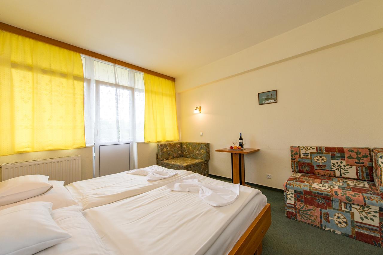 Hotel Nostra Siófok Buitenkant foto